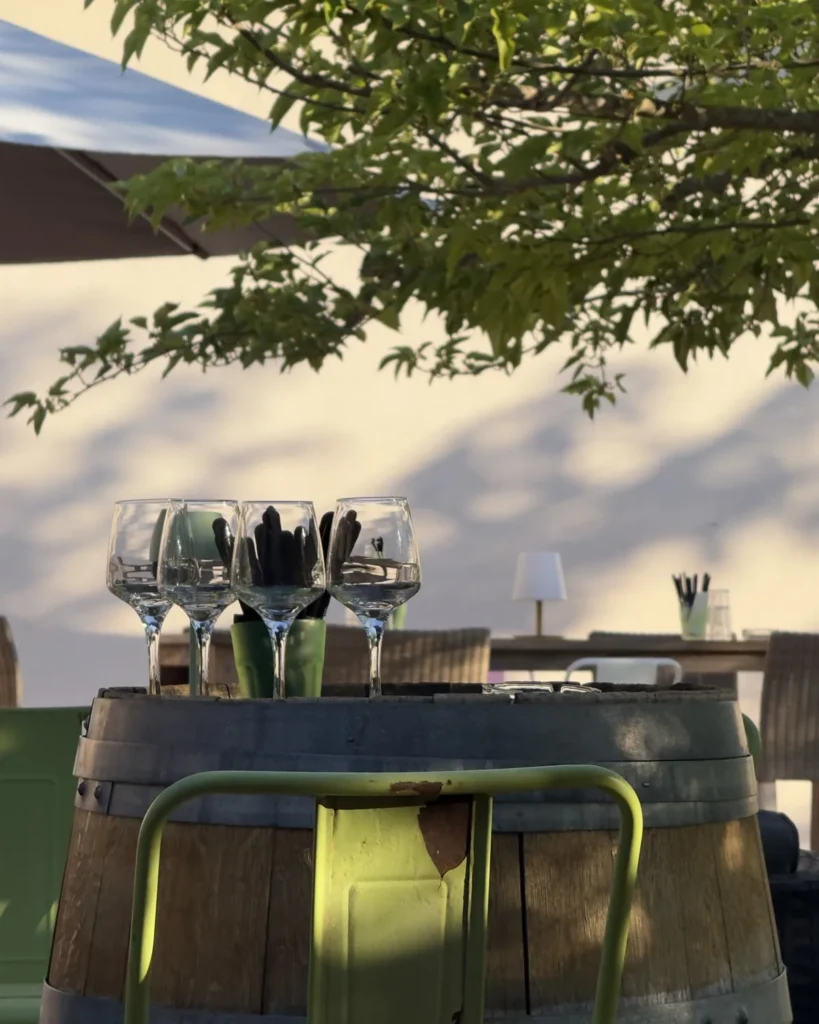 Ambiance au Domaine de La Pertuade — barrique et tabouret