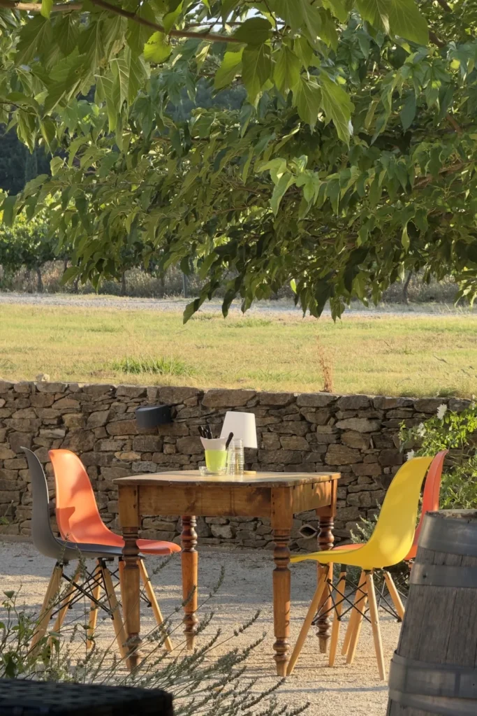 Terrasse du Domaine de La Pertuade aménagée pour une réception