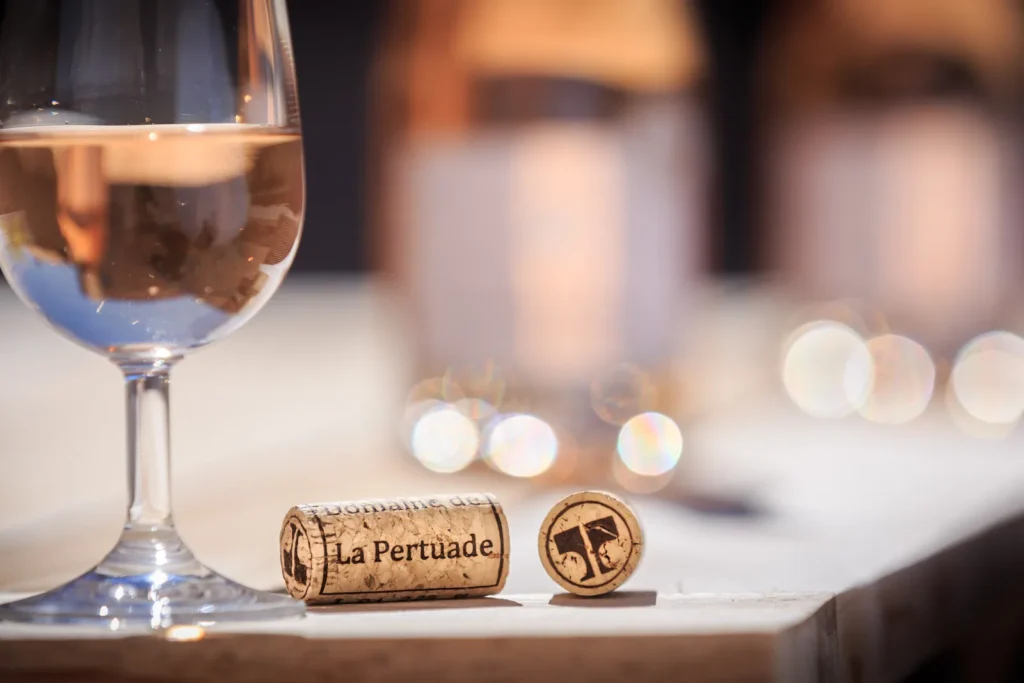 Verre de vin et bouchons au Domaine de La Pertuade