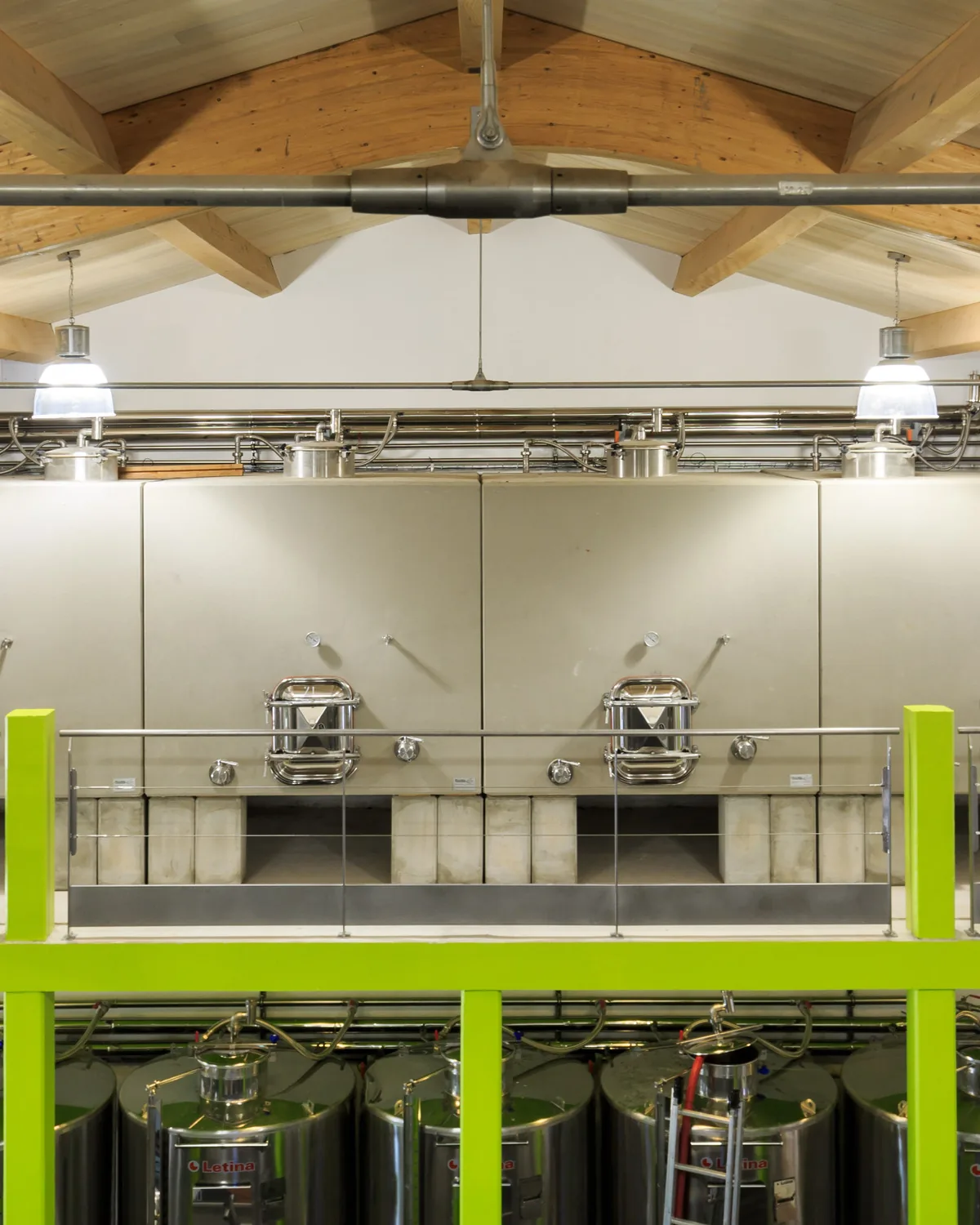 Vinification au Domaine de La Pertuade — chai et cuves